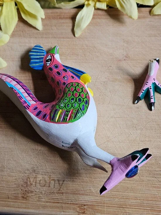 VINTAGE OAXACAN COPAL WOOD CHICKEN CARVING SIGNED BY ARTIST - Picture 3 of 6